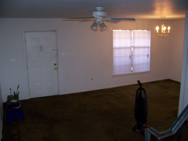 Living Room / Dining Area - 904 Whitpain Hls