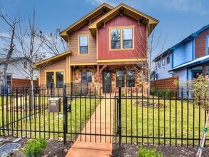 Building Photo - 716 Harris Ave