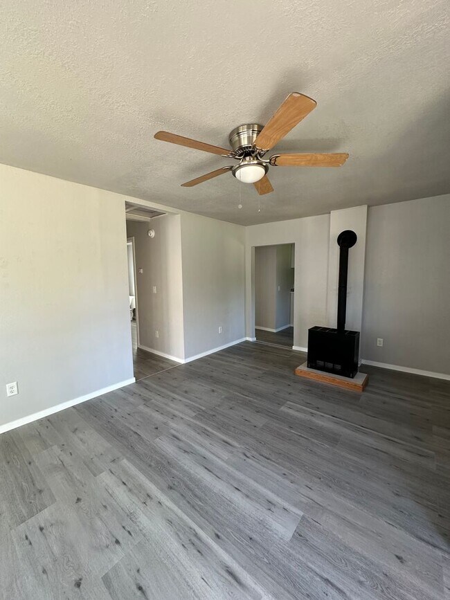 Foto del edificio - Remodeled 2 bedroom home in Myrtle Creek