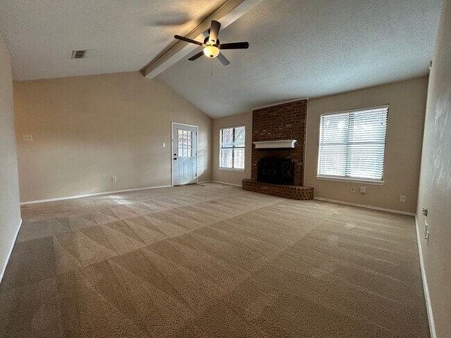 Building Photo - Beautiful Home Located Near All of Lubbock...