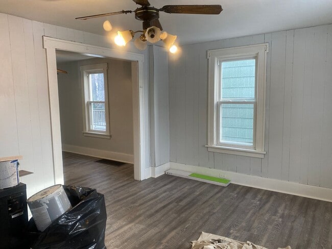Building Photo - 3 BR 1 BA Single House With All New Flooring