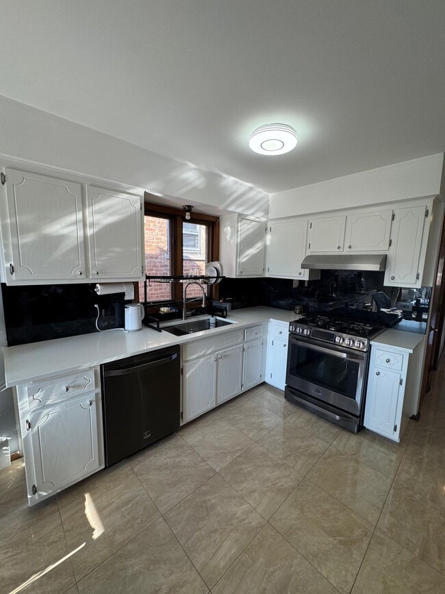 Building Photo - 6013 W Gunnison St