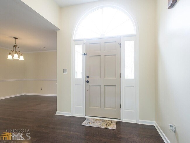 Building Photo - 727 Deerwood Dr
