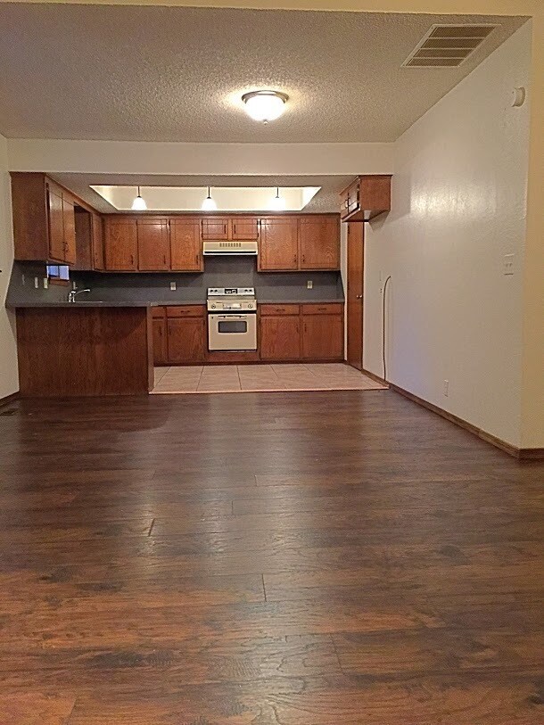 Foto del edificio - 3 Bed/ 2 Bath/ 2 Car Garage Duplex in Putnam City Schools