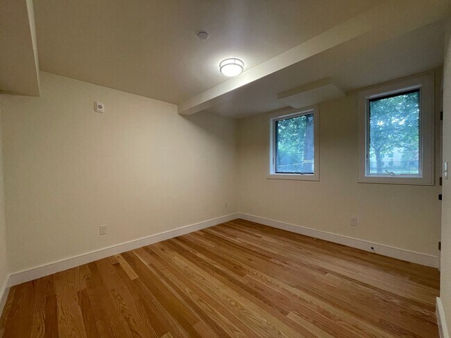 Building Photo - Gorgeous newly renovated three bedroom - B...