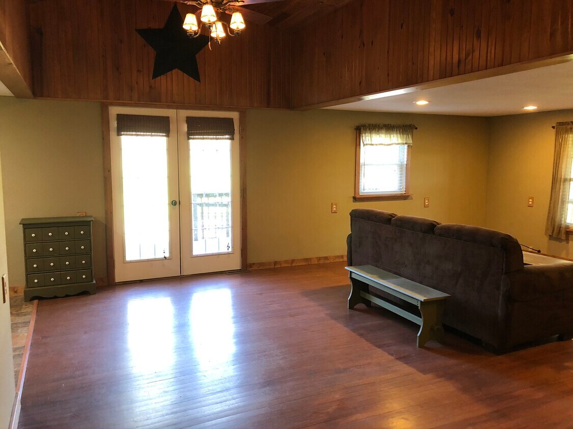 17 Hickory Grove Rd, Bismarck, MO 63624 House Rental in Bismarck, MO