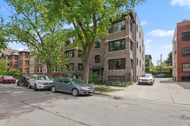 Building Photo - 857 W Ainslie St