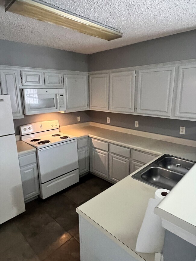 Building Photo - 200 Pecan Dr