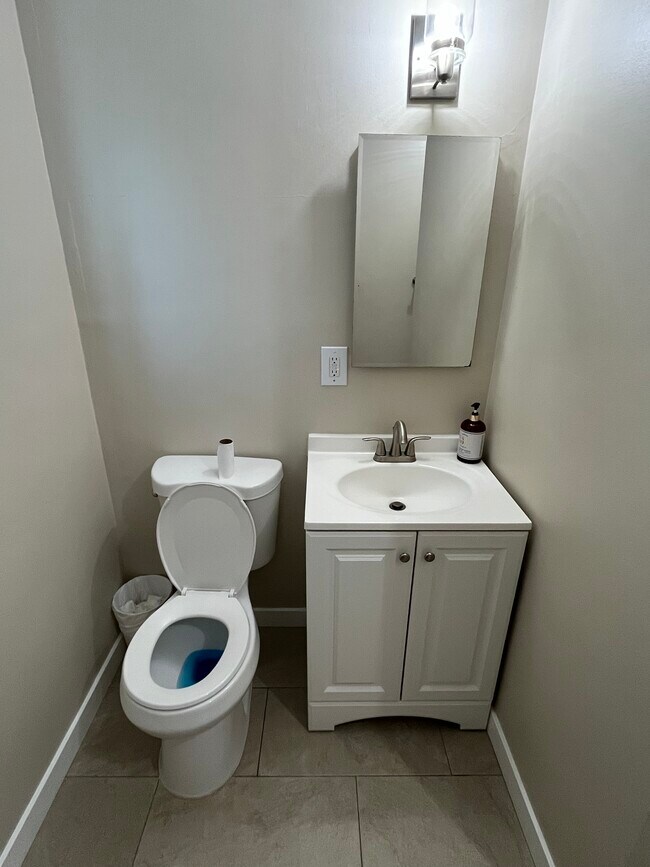 Hallway bath - 560 E 67th St