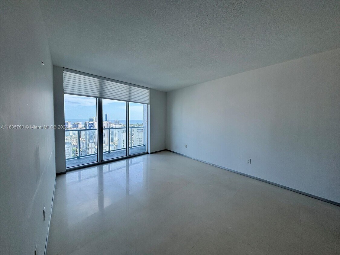 Foto principal - 185 SW 7th St