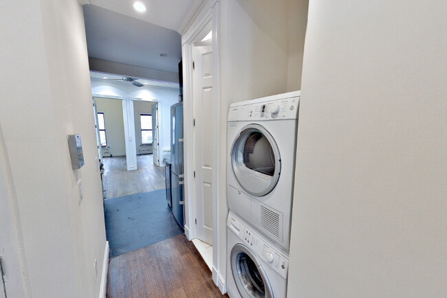 Building Photo - 420 W 51s Street (9th & 10th Ave), #5