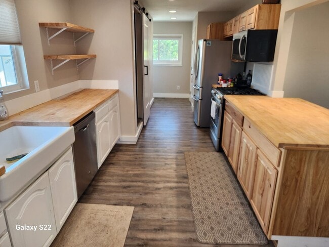 Building Photo - Beautiful home in a private country setting - Lots of light, Great Location.