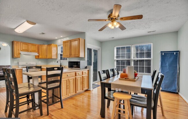Cocina y comedor - 10324 Cassidy Ct