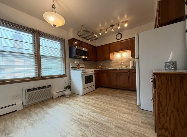 Foto del edificio - 6331 W Devon Ave
