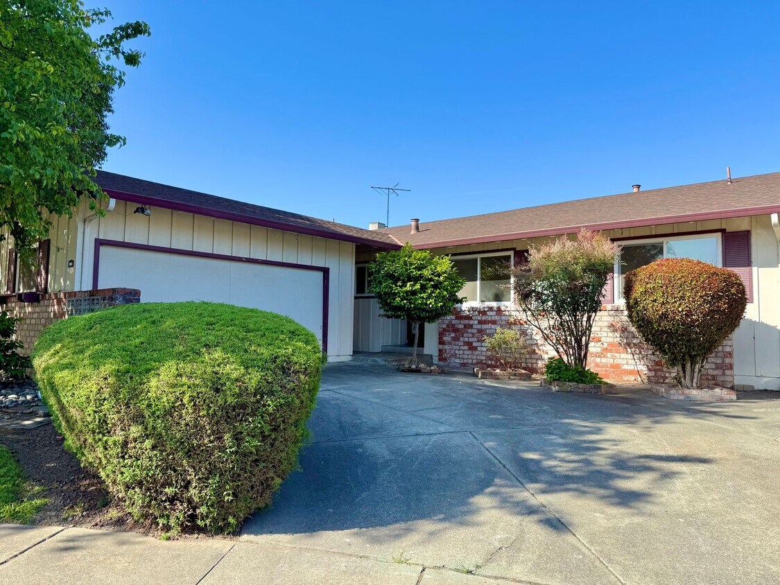 Foto principal - COMING SOON! $3,790 / 3 BR - 1528 S.F. VER...