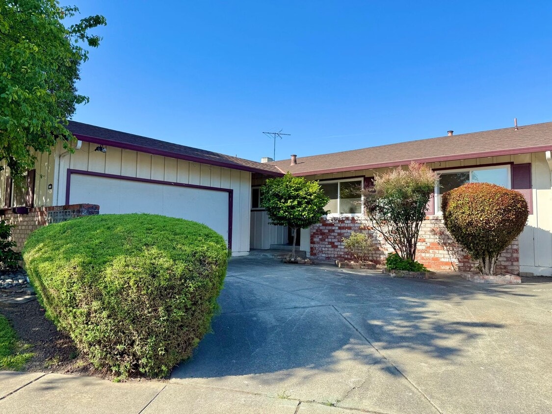 Primary Photo - COMING SOON! $3,790 / 3 BR - 1528 S.F. VER...