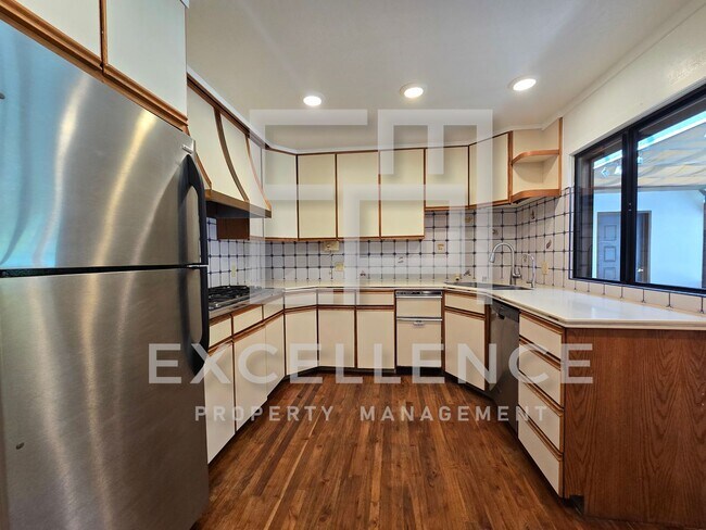Building Photo - Spacious 3/2.25 Home with Large Yard, Pool...