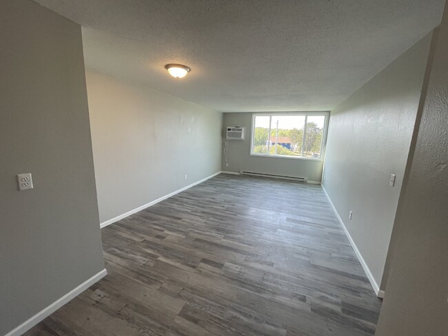 Building Photo - "Charming 1 Bed, 1 Bath Apartment in Prime...