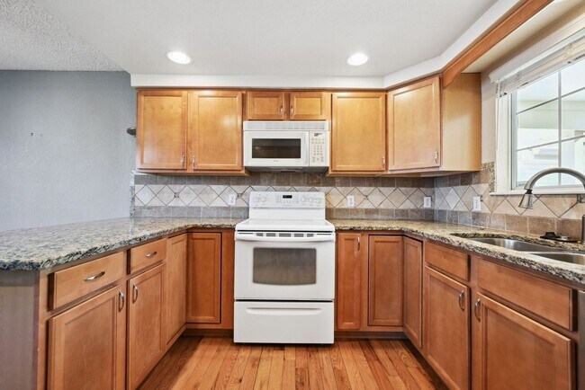 Building Photo - 2 Bedroom townhome in Denver