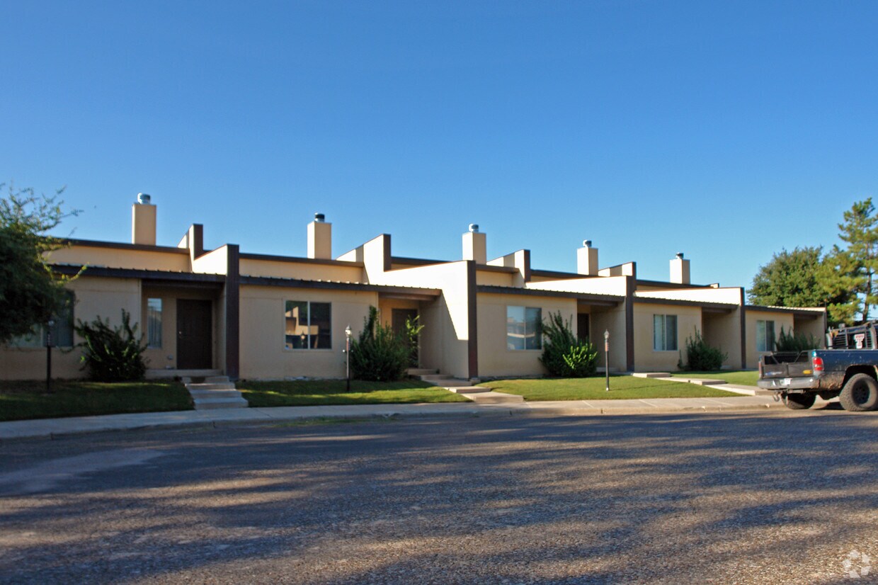 Primary Photo - 5002-5009 27th St