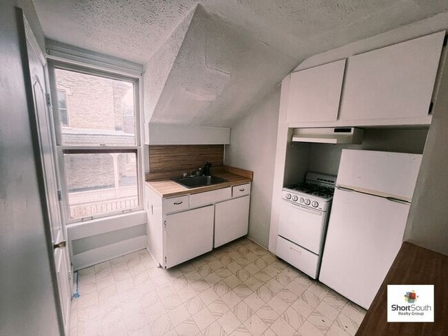 Building Photo - Updated Heritage Hill 2 bed 1 bath upper a...