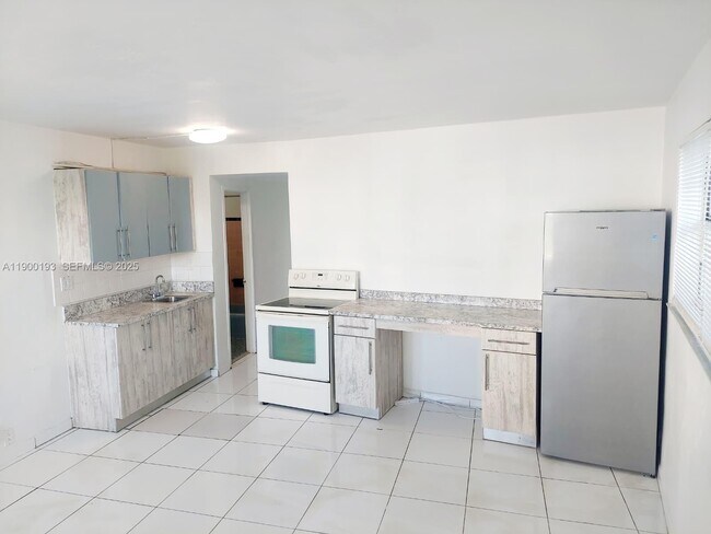 Foto del edificio - 6484 Indian Creek Dr