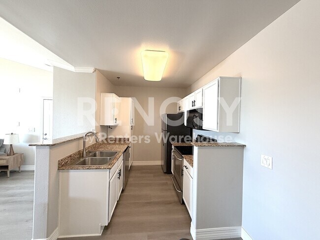 Foto del edificio - Top-Floor Condo in a Gated Community – Flexible Furnishing Options!
