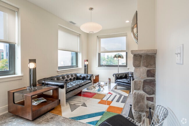 1 habitación, 1 baño - 762 pies cuadrados - Sala de estar - Nu-State Apartments