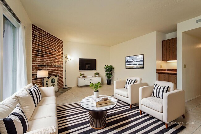 Foto del edificio - 2 Bedroom 2 Bathroom Sits Right on the Shore of Lake Beverly