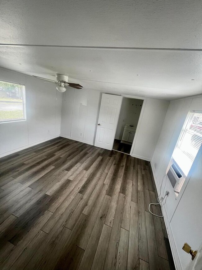 Building Photo - 2 Pin Oak Ln