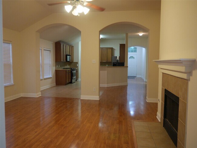 Foto del edificio - 7911 Burning Oak Ln