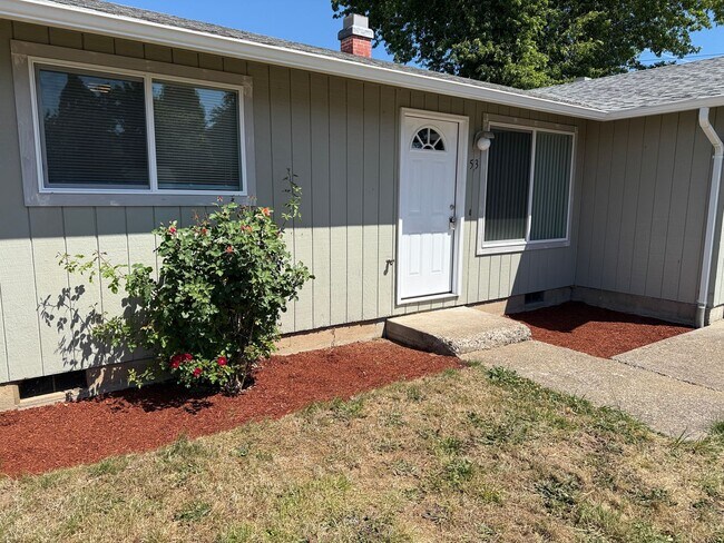Foto del edificio - Updated 2 bedroom 1 bathroom dulpex in Springfield!