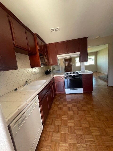 Foto del edificio - 13664 Red Hill Ave