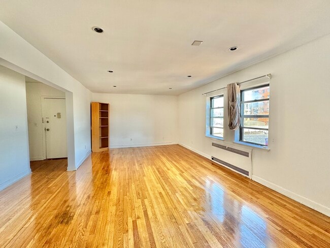 Building Photo - 7 Bond St