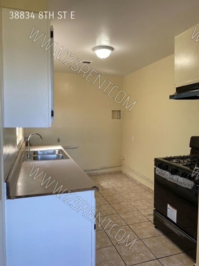 Building Photo - 2BD/ 1 Bath DUPLEX IN PALMDALE EAST W/BACK...