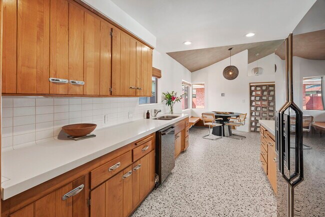 Foto del edificio - 4260 S Cloverdale Ave