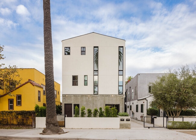 Building Photo - 2855 S Sycamore Ave