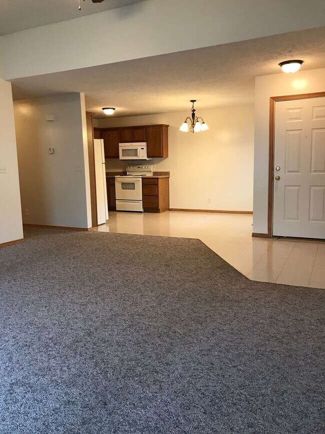 Building Photo - Executive Rental 2 Bedroom 2 Bath 2 Car Ga...