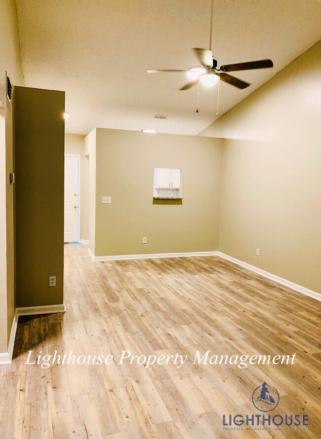 Foto del edificio - Renovated 2 Bed/2 Bath Single Story Townho...