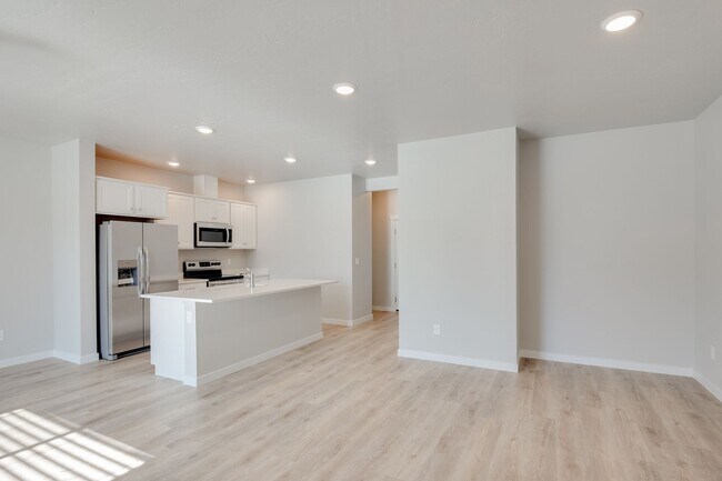 Foto del edificio - This 3 bedroom/2.5 bath townhome is ready for you!