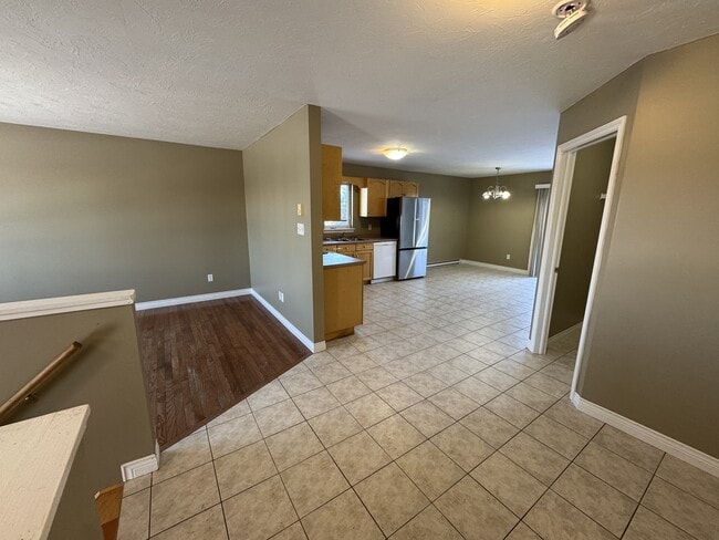 Building Photo - 110 Lonsdale Dr