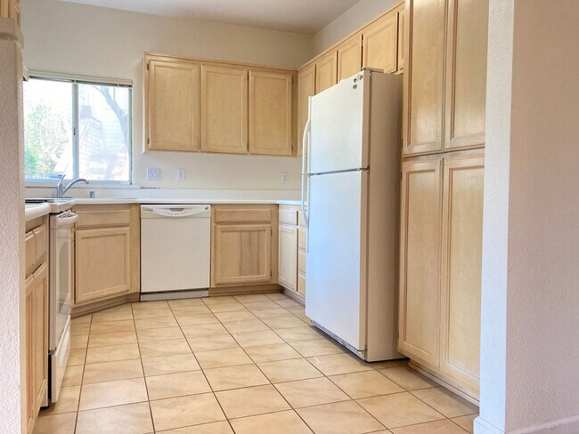 Foto del edificio - Spacious sun filled 2 bedroom with Washer/ Dryer in unit and garage!