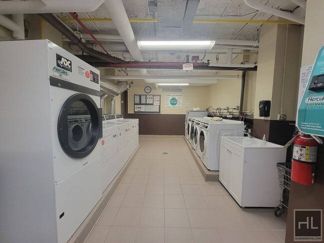 Building Photo - AMAZING STUDIO APARTMENT!! AMAZING DEAL! W...