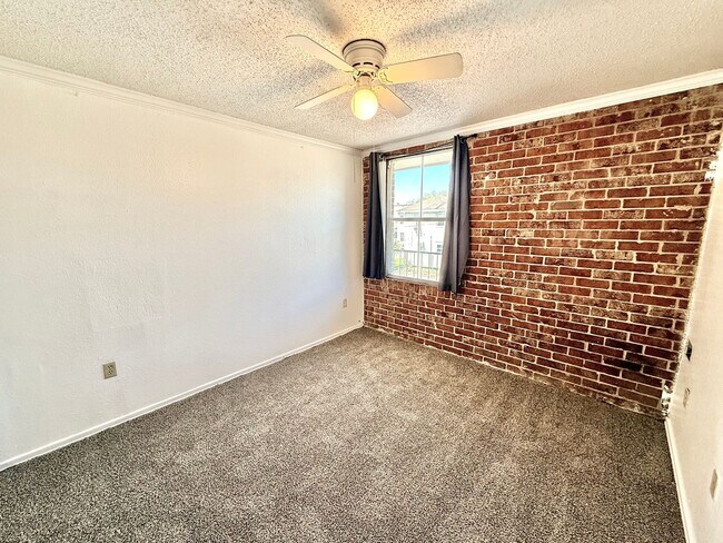 Foto del edificio - Three Bedroom Home with Spacious Bedrooms