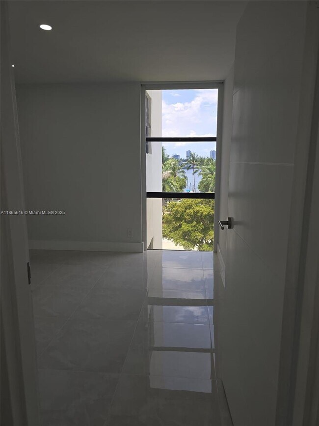Building Photo - 17021 N Bay Rd