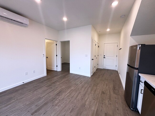 Building Photo - Newly Built Condo with Washer/Dryer in Uni...