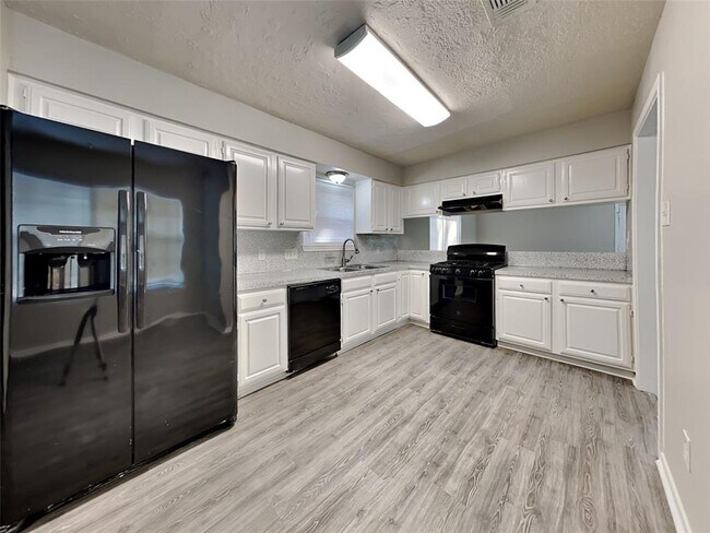 Foto del edificio - 2622 Forestbrook Dr