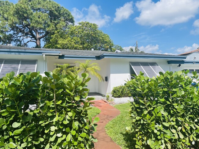 Building Photo - 1203 N Victoria Park Rd