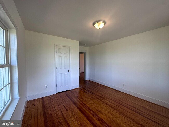 Foto del edificio - 223 Forest Lane Rd