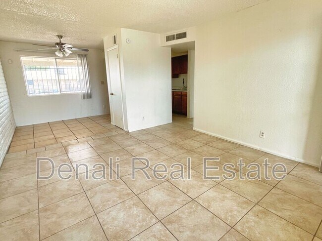 Foto del edificio - 8107 W Earll Dr